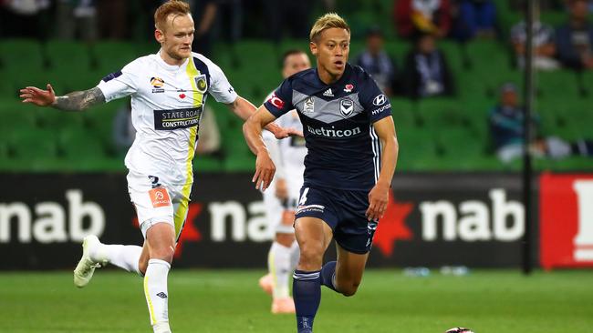 Keisuke Honda bursts past Jack Clisby of the Mariners during the Round 4 A-League match. Pic: AAP