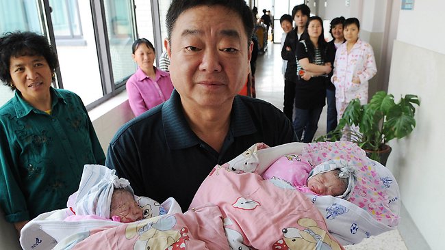 Chinese woman Sheng Hailin gave birth to twin girls at the age of 60 ...