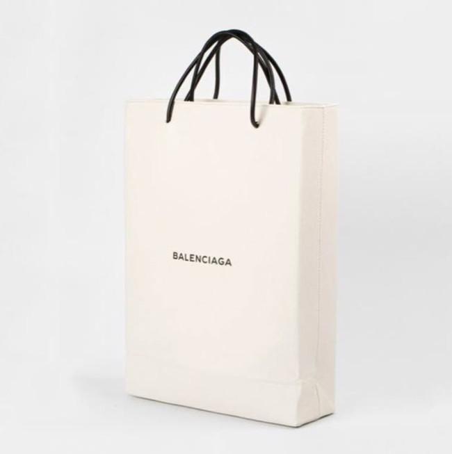 lige ud At give tilladelse afbrudt Let's talk about Balenciaga's $1,100 shopping bag replica - Vogue Australia