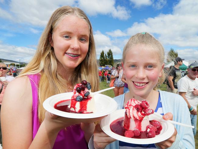 2015 Taste of the Huon, Huonville. Anna-Kaisa, 14 and Kaolhinn, 11, Jumppanen-Allen.