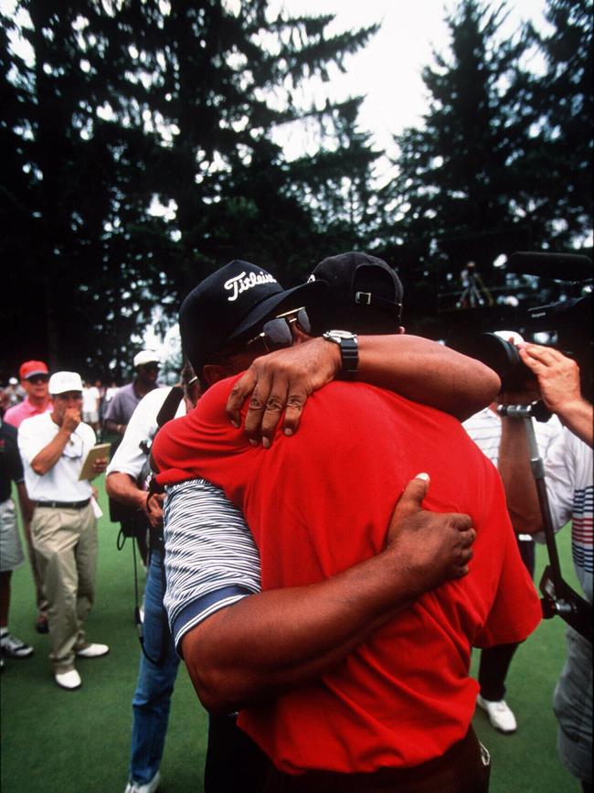 Woods hugs his father Earl after winning his third 1996 US Amateur title.