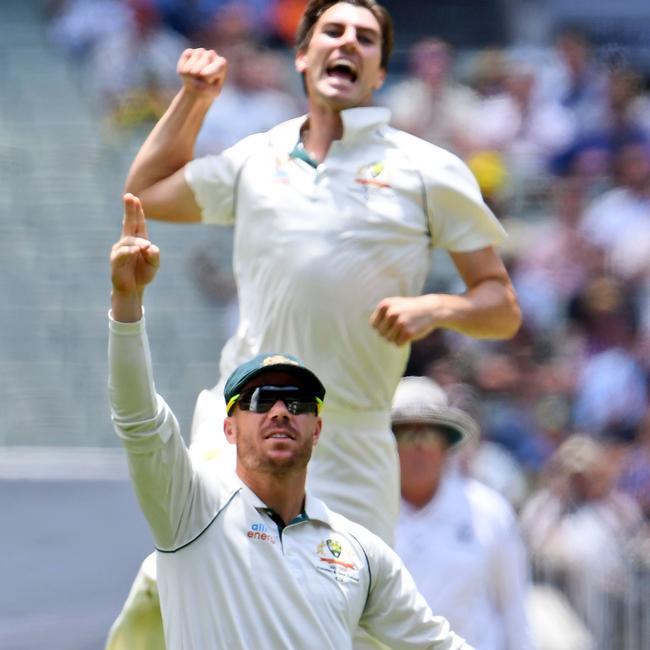 Australian fieldsman David Warner (front) and paceman Pat Cummins (rear) gesture to New Zealand fans after dismissing New Zealand batsman Tom Latham on the third day of the second cricket Test match at the MCG in Melbourne on December 28, 2019. (Photo by WILLIAM WEST / AFP) / -- IMAGE RESTRICTED TO EDITORIAL USE - STRICTLY NO COMMERCIAL USE --