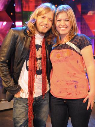 Carr with fellow Idol winner Kelly Clarkson in the wake of his win.