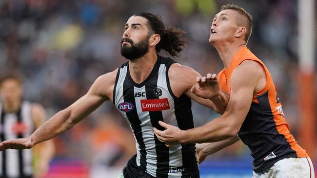 Brodie Grundy of the Magpies competes for the ball against Jacob Hopper of the Giants during the Second Preliminary Final match between the Collingwood Magpies and the GWS Giants during in Week 3 of the AFL Finals Series at the MCG in Melbourne, Saturday, September 21, 2019. (AAP Image/Michael Dodge) NO ARCHIVING, EDITORIAL USE ONLY