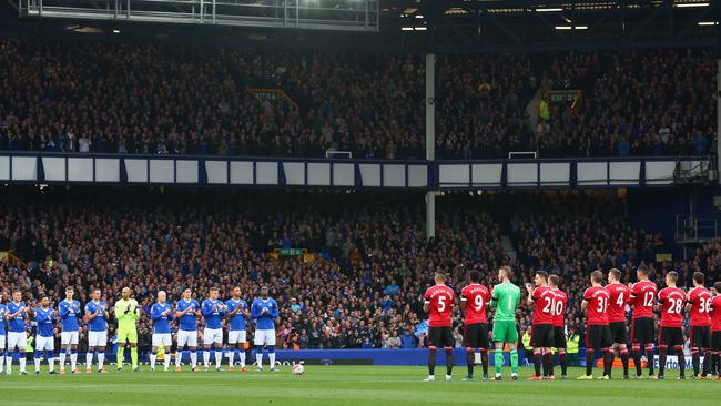 Players and fans observe a minute of applaud to commemorate former Everton manager Howard Kendall prior to the Barclays Premier League match between Everton and Manchester United.