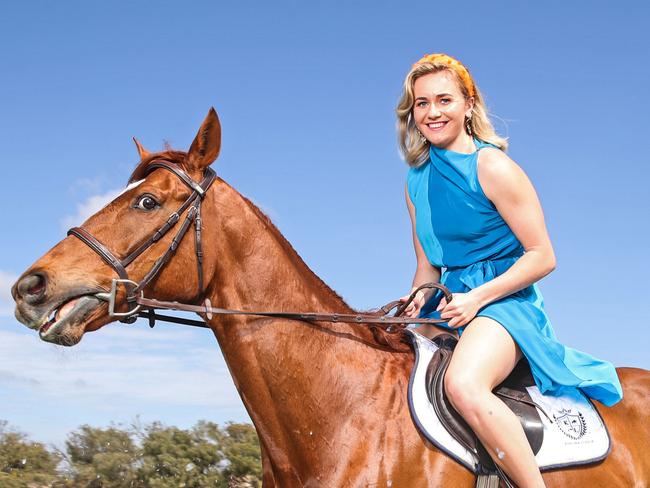 Tokyo Olympic games Gold Medallist Ariarne Titmus has been announced as the 2021 Melbourne Cup Day Ambassador. Ariarne is riding retired thoroughbred racehorse Immortalis at The Spit, Main Beach, Gold Coast. Ariarne is wearing racewear from sass & bide/Myer. Picture: Zac Simmonds