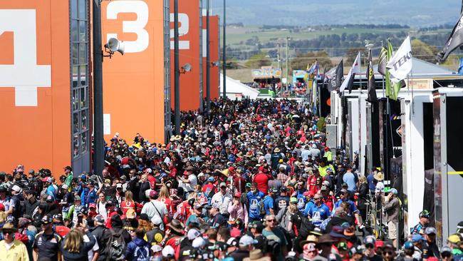 SUPERCARS BATHURST 1000 - Pictured are crowds during a signing session behind pit lane at Mount Panorama today for the Bathurst 1000. Picture: Tim Hunter.