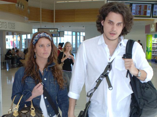 John Mayer with Jessica Simpson at Adelaide Airport in 2007.