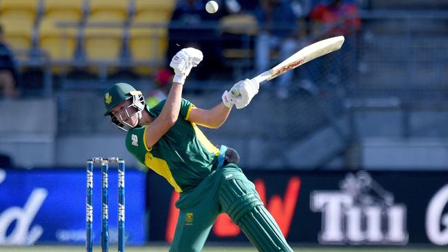 AB de Villiers pulls off his wonder shot.