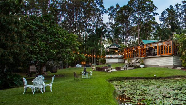 Located in the Gold Coast Hinterland on the corner of Springbrook and Boomerang Road in Mudgeeraba, Ecostudio Fellini is set on five acres of land.