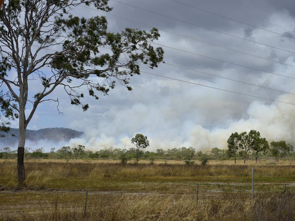 A fire burning south of Townsville has masked the Bruce Highway in smoke. The vegetation fire started near the JBS Meatworks at Stuart. PICTURE: MATT TAYLOR.