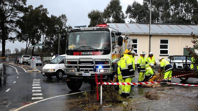 CFS crews use sandbags to control flooding at Onkaparinga Valley Rd at Verdun. Picture Dean Martin