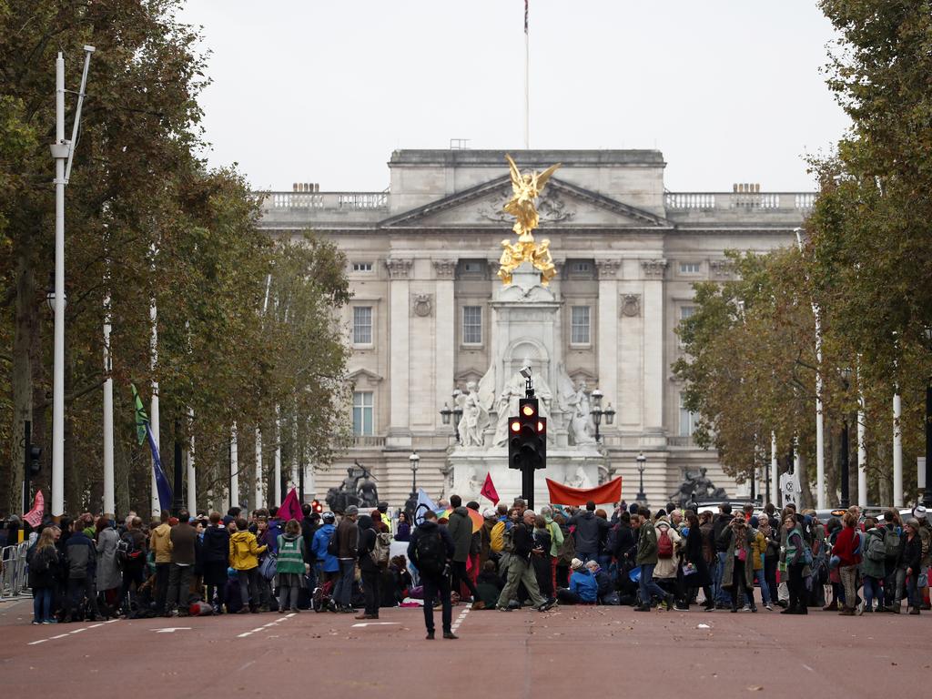 Protesters outside Buckingham Palace. Picture: Tolga Akmen / AFP.
