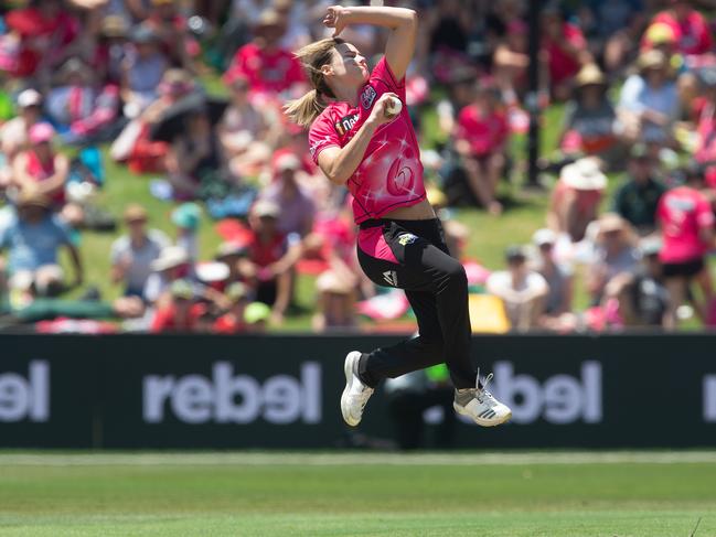 Ellyse Perry of the Sixers bowling during the WBBL final. Picture: AAP Image/Steve Christo.