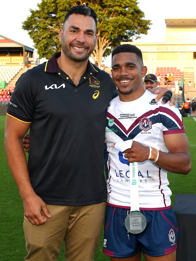 National Schoolboys Cup rugby league grand final between Ipswich SHS (white shirt) and Patrician Brothers Fairfield. Ryan James presents the Peter Sterling medal to Gabriel Satrick – Redcliffe 14th September 2022 Picture David Clark