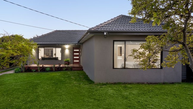 30 Lee Avenue, Springvale sold for $805,000.