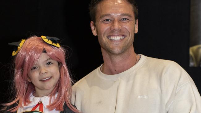 Five-year-old Ivy Duran (dressed as Anya Forger from Spy x Family) and Australian actor Lincoln Lewis at Supanova. Picture: NewsWire/ Monique Harmer