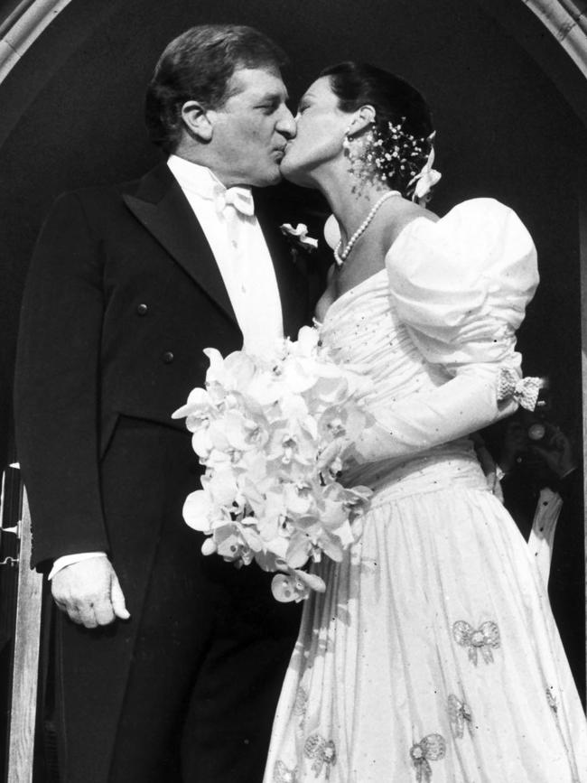 Elliott at his 1987 wedding to Amanda.