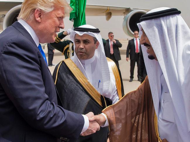 US President Donald Trump (L) shakes hands with Saudi King Salman bin Abdulaziz al-Saud (R) upon arrival at King Khalid International Airport in Riyadh on May 20, 2017. / AFP PHOTO / Saudi Royal Palace / BANDAR AL-JALOUD / RESTRICTED TO EDITORIAL USE - MANDATORY CREDIT 
