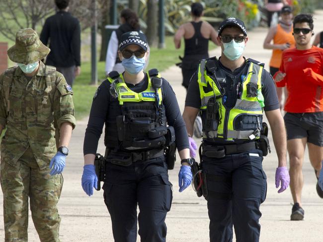 MELBOURNE, AUSTRALIA - NewsWire Photos AUGUST  30 2020: Police officers and army personnel patrol the Tan Track on Sunday during stage 4 COVID-19 lockdowns across MelbournePicture: NCA NewsWire / David Geraghty