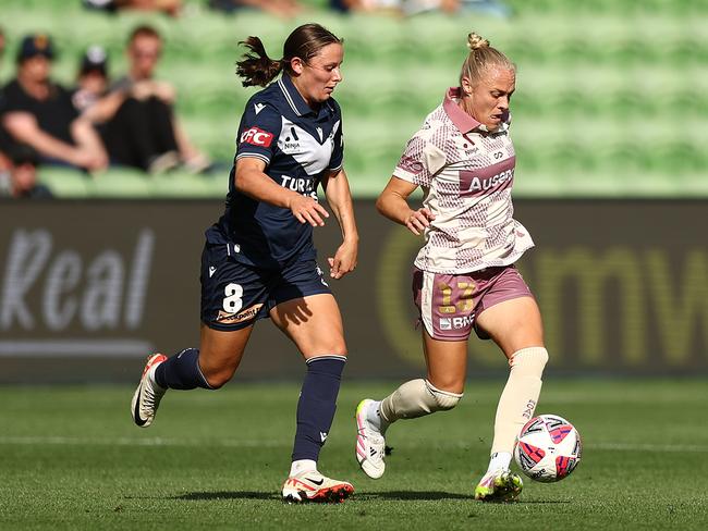MELBOURNE, AUSTRALIA - APRIL 19: Tameka Yallop of the Roar (R) is challenged by Alana Murphy of the Victory during the round 23 A-League Women's match between Melbourne Victory and Brisbane Roar at AAMI Park on April 19, 2025 in Melbourne, Australia. (Photo by Graham Denholm/Getty Images)