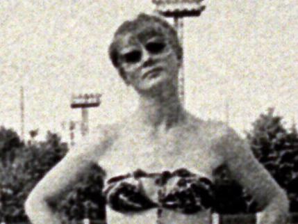 Lucy Dudko girlfriend of prison escapee bank robber John Reginald Killick who hijacked helicopter to help Killick escape from Silverwater prison standing next to Moscow River 1983. 1980s