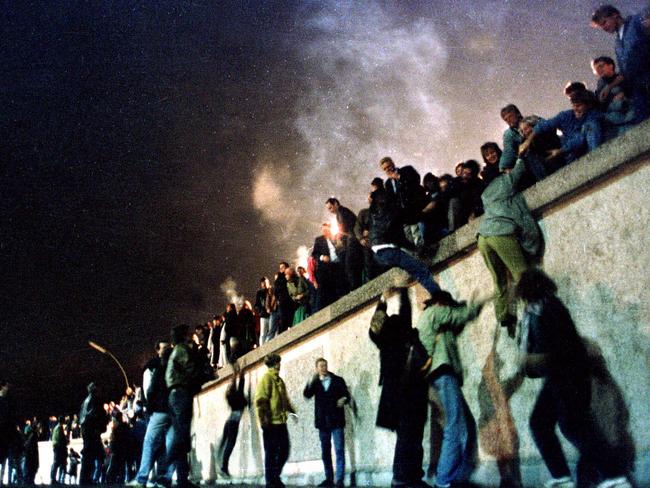 FILE PHOTO 10NOV89 - East German citizens climb the Berlin wall at the Brandeburg gate after the opening of the East German border was announced in this November 10, 1989 file photo. The 10th anniversary off the "fall" of the Berlin wall is coming up on November 9, 1999.   FOR BEST QUALITY IMAGE: ALSO SEE GF2E59F175Q01 - RTXJABC