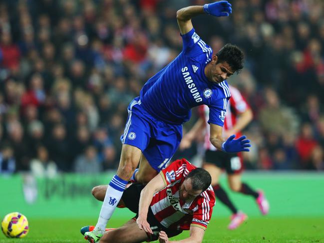 SUNDERLAND, ENGLAND - NOVEMBER 29: John O'Shea of Sunderland challenges Diego Costa of Chelsea during the Barclays Premier League match between Sunderland and Chelsea at Stadium of Light on November 29, 2014 in Sunderland, England. (Photo by Alex Livesey/Getty Images)