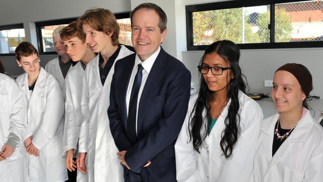 Federal Opposition leader Bill Shorten poses for photos with school students at Melbourne University High.