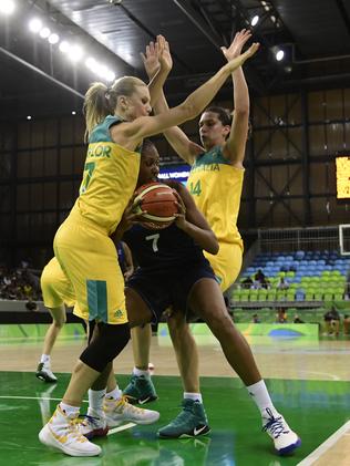 France's centre Sandrine Gruda (C) is blocked by Australia's forward Penny Taylor (L) and Australia's centre Marianna Tolo.