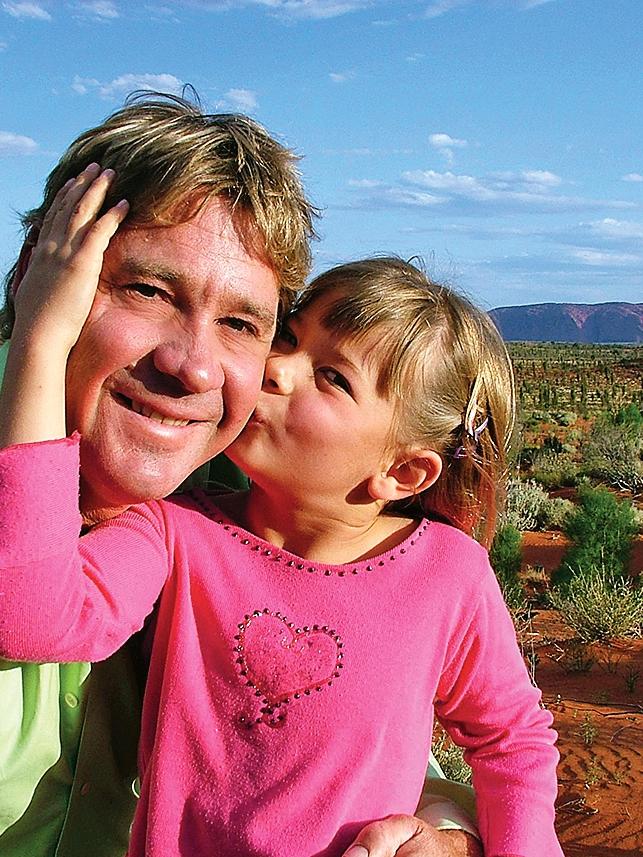 Bindi with her dad Steve at Uluru in the Northern Territory in 2005. (Picture: Getty Images)