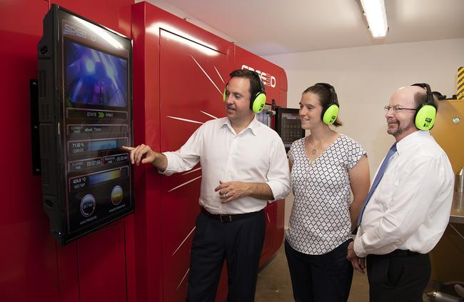 Defence Industry Minister Steven Ciobo, CDU’s Advanced Manufacturing Alliance director Dr Rebecca Murray and CDU Vice-Chancellor Professor Simon Maddocks inspect the LightSPEE3D printer.