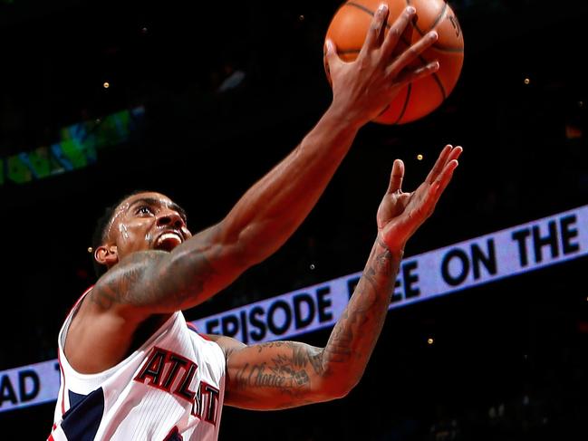 ATLANTA, GA - NOVEMBER 18: Jeff Teague #0 of the Atlanta Hawks drives against Jordan Hill #27 and Jeremy Lin #17 of the Los Angeles Lakers at Philips Arena on November 18, 2014 in Atlanta, Georgia. NOTE TO USER: User expressly acknowledges and agrees that, by downloading and or using this photograph, User is consenting to the terms and conditions of the Getty Images License Agreement. Kevin C. Cox/Getty Images/AFP == FOR NEWSPAPERS, INTERNET, TELCOS & TELEVISION USE ONLY ==