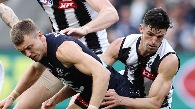 MELBOURNE . 20/08/2022. AFL. Round 23. Carlton vs Collingwood at the MCG.   Patrick Cripps of the Blues loses the ball in the tackle of Scott Pendlebury of the Magpies during the 1st qtr.    . Picture: Michael Klein