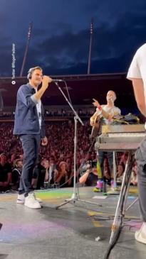 Roger Federer Performs with Coldplay