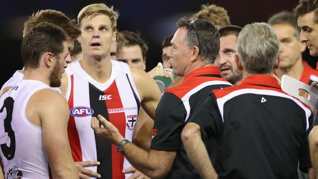 St Kilda coach Alan Richardson talks to his charges.