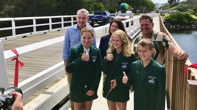 Page MP Kevin Hogan, Ballina MP Tamara Smith and Byron Shire mayor Simon Richardson with three students from Brunswick Heads Public School.