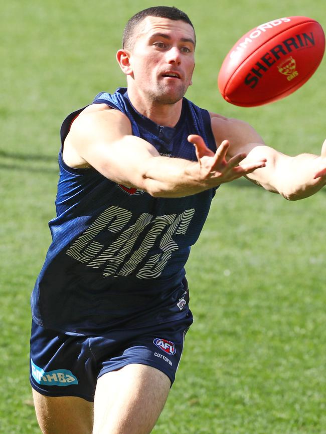 Mark O'Connor reaches for the ball. Picture: Alison Wynd