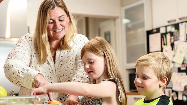 NEWS ADVSandra Senn with kids Murphy, 8 and Garrison (boy, 6)  getting lunch boxes packed .Image/Russell Millard Photography