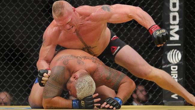 Brock Lesnar punches Mark Hunt during UFC 200.