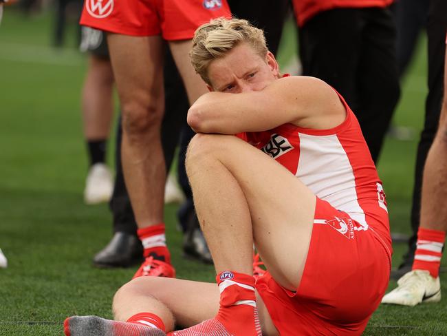 MELBOURNE, AUSTRALIA - SEPTEMBER 28: Isaac Heeney of the Swans is dejected after the Swans were defeated by the Lions  during the AFL Grand Final match between Sydney Swans and Brisbane Lions at Melbourne Cricket Ground, on September 28, 2024, in Melbourne, Australia. (Photo by Robert Cianflone/AFL Photos via Getty Images)