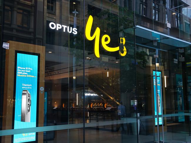 SYDNEY, AUSTRALIA: NewsWire Photos- NOVEMBER 08 2023: A view of the Optus shop in darkness in Sydney's CBD as an outage today throws commuter transport and small business into chaos. Picture: NCA NewsWire / Gaye Gerard