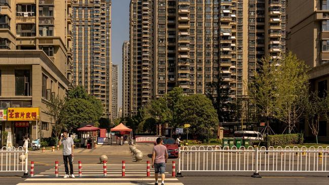 An entrance to the Evergrande Yujingwan complex.