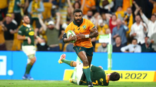 BRISBANE, AUSTRALIA - SEPTEMBER 18: Marika Koroibete of the Wallabies scores a try during The Rugby Championship match between the Australian Wallabies and the South Africa Springboks at Suncorp Stadium on September 18, 2021 in Brisbane, Australia. (Photo by Jono Searle/Getty Images)