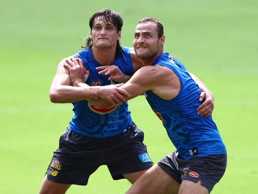 GOLD COAST, AUSTRALIA – APRIL 04: Ned Moyle and Jarrod Witts compete for the ball during a Gold Coast Suns AFL training session at People First Stadium on April 04, 2024 in Gold Coast, Australia. (Photo by Chris Hyde/Getty Images)