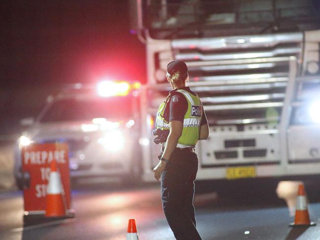 MALVERN EAST, VICTORIA - NOVEMBER 25: Police keep the traffic moving through the booze bus site. Monash Fwy Outbound on November 25, 2017 in Malvern East, Victoria. (Photo by Patrick Herve) Fees Exist.