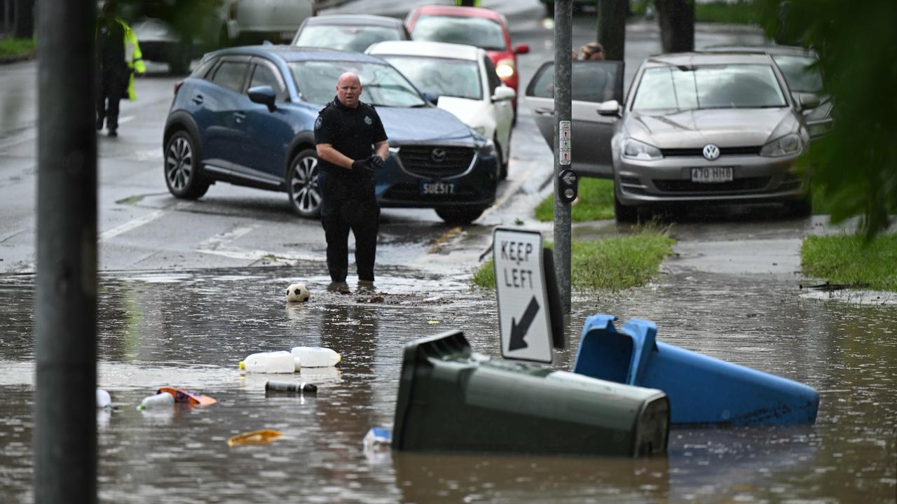 1/122024: Flash flooding at Stones Corner. Picture: Lyndon Mechielsen/Courier Mail