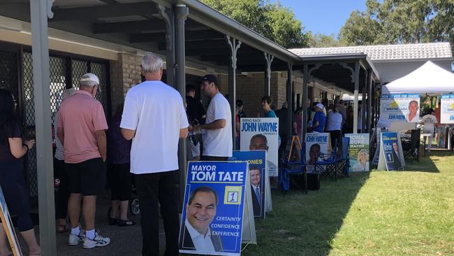 Helensvale Community Centre pre-poll crowd. Photo: Paul Weston