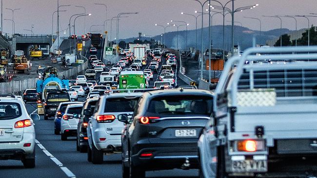 A six-vehicle smashed at Greenslopes has sparked major delays on the Pacific Motorway.