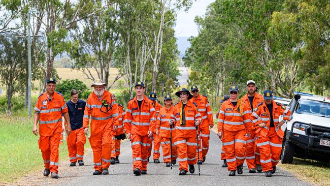 Biggenden SES and police search around the property and highway near the Fenwicks Road property where the fire occurred. Photo Paul Beutel.